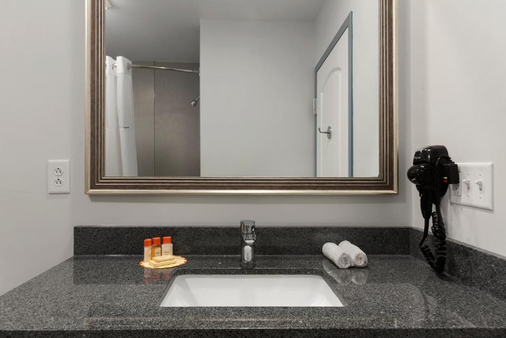 Days By Wyndham Watertown Drum Hotel 2*